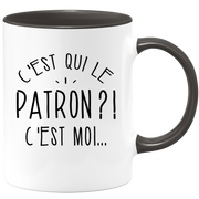 quotedazur - Mug C'Est Qui Le Patron - Cadeau Collègue Retraite - Idée Cadeau Original, Humour Femme - Tasse Couple Saint Valentin - Gadget Geek Homme - Idéal Anniversaire Soeur Ou Meilleure