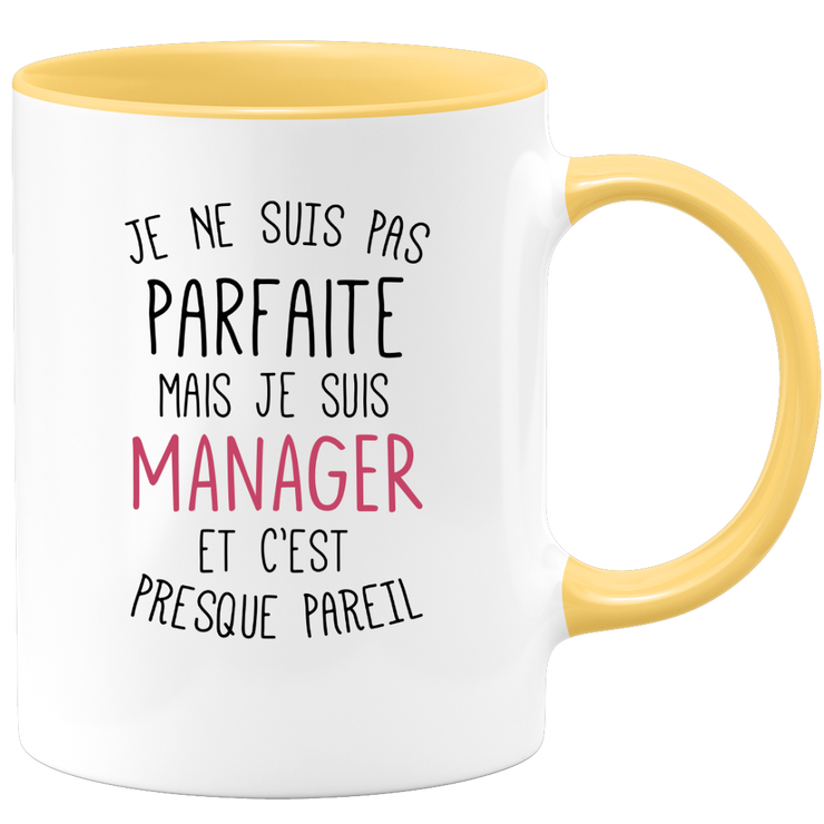 quotedazur - Mug Je Ne Suis Pas Parfaite Mais Je Suis Manager Et C'est Presque Pareil - Cadeau Humour Métier Travail  - Idée Cadeau Manager Pot De Départ Cheffe Mutation - Tasse Cadeau Noël Bureau