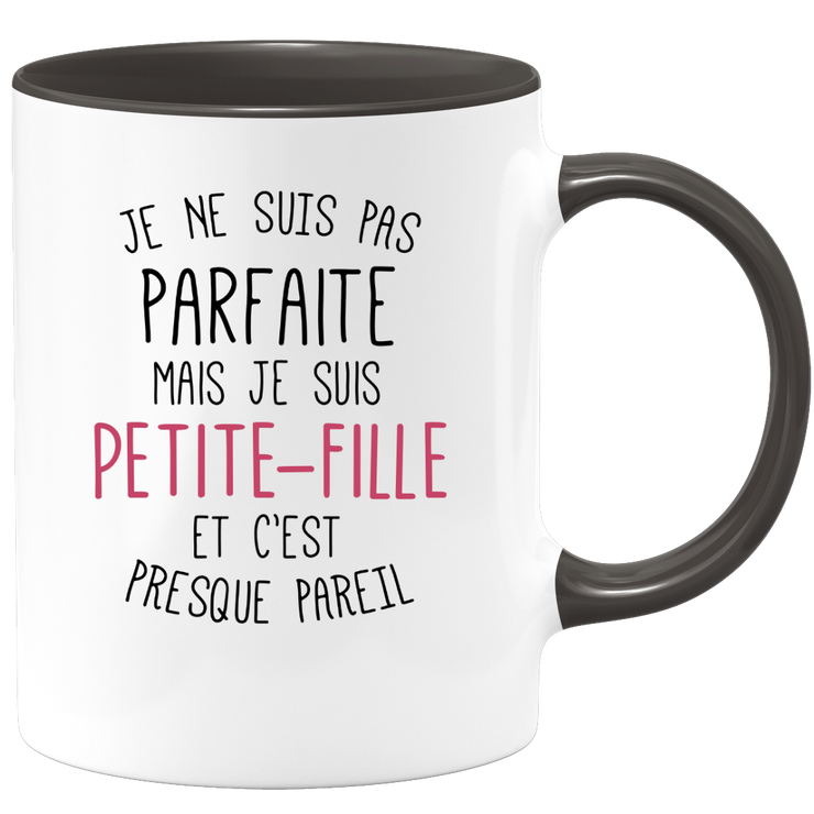 quotedazur - Mug Je Ne Suis Pas Parfaite Mais Je Suis Petite Fille Et C'est Presque Pareil - Cadeau Idéal Famille, Anniversaire, Noël