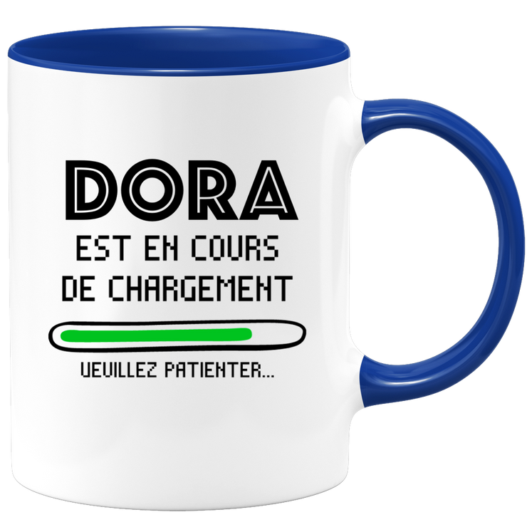 quotedazur - Mug Dora Est En Cours De Chargement Veuillez Patienter - Cadeau Dora Prénom Femme Personnalisé - Cadeau Annniversaire Noël Adolescent Collègue