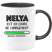 quotedazur - Mug Nelya Est En Cours De Chargement Veuillez Patienter - Cadeau Nelya Prénom Femme Personnalisé - Cadeau Annniversaire Noël Adolescent Collègue