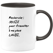 quotedazur - Mug Recherche Sosie Pour Travailler A Ma Place Lundi - Idée Cadeau Collègue Original Humour Femme Homme - Pot De Départ - Idéal Anniversaire Travail