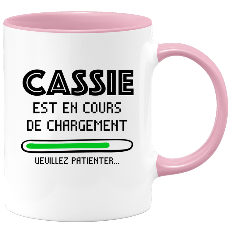 quotedazur - Mug Cassie Est En Cours De Chargement Veuillez Patienter - Cadeau Cassie Prénom Femme Personnalisé - Cadeau Annniversaire Noël Adolescent Collègue