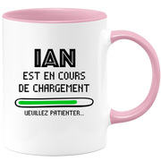 quotedazur - Mug Ian Est En Cours De Chargement Veuillez Patienter - Cadeau Ian Prénom Homme Personnalisé - Cadeau Annniversaire Noël Adolescent Collègue