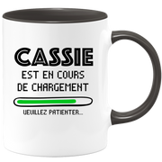 quotedazur - Mug Cassie Est En Cours De Chargement Veuillez Patienter - Cadeau Cassie Prénom Femme Personnalisé - Cadeau Annniversaire Noël Adolescent Collègue