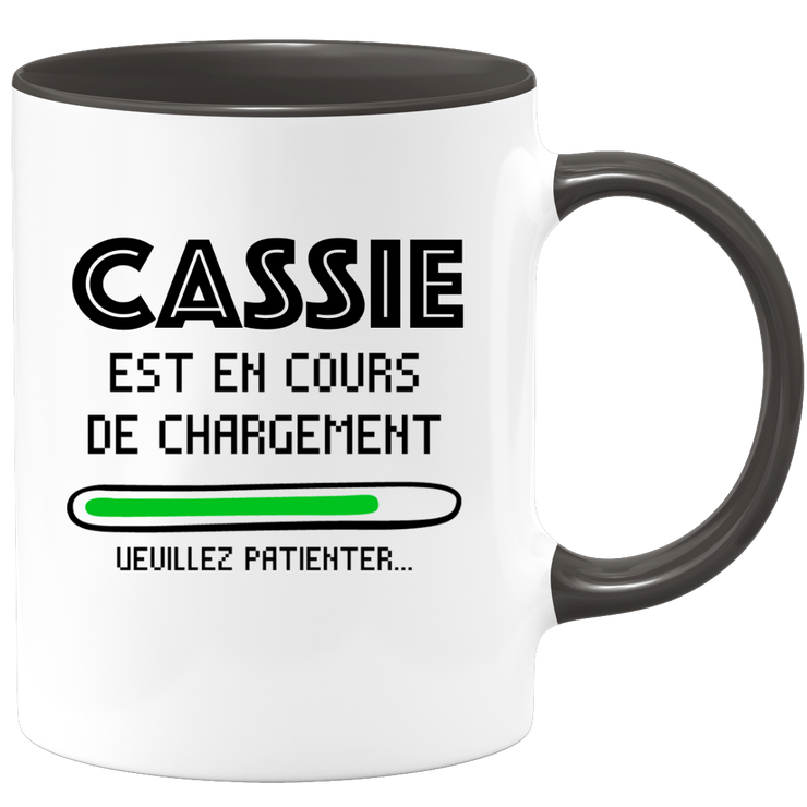 quotedazur - Mug Cassie Est En Cours De Chargement Veuillez Patienter - Cadeau Cassie Prénom Femme Personnalisé - Cadeau Annniversaire Noël Adolescent Collègue