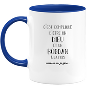 quotedazur - Mug Compliqué D'Être Un Dieu Et Un Bogdan Mais Ça Va Je Gère - Cadeau Humour Prénom - Idée Cadeau Famille Saint Valentin - Tasse Prénom Bogdan