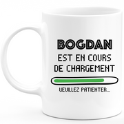 quotedazur - Mug Bogdan Est En Cours De Chargement Veuillez Patienter - Cadeau Bogdan Prénom Homme Personnalisé - Cadeau Annniversaire Noël Adolescent Collègue